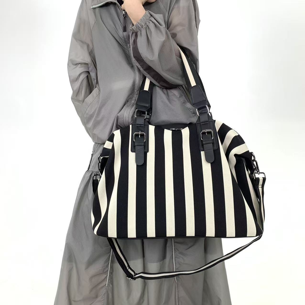 Travel Accessories B&M - Bolsa feminina listrada e versátil, com