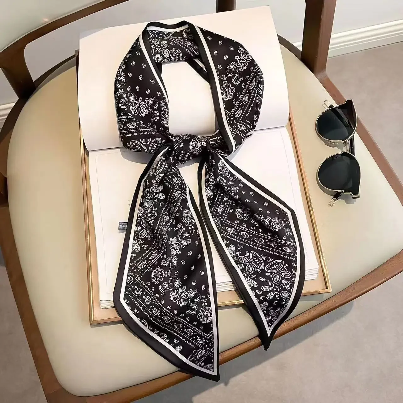 Travel Accessories Luxury Brands - Lenço Estreito Estampado Xadrez com Design