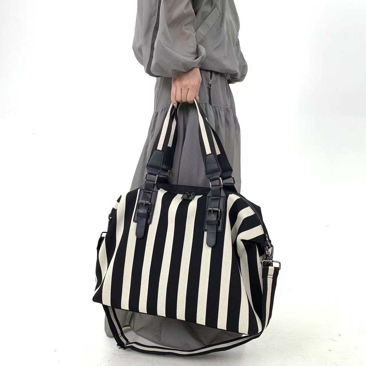 Bolsa feminina listrada e vers - Travel Accessories B&M avaliação e preço