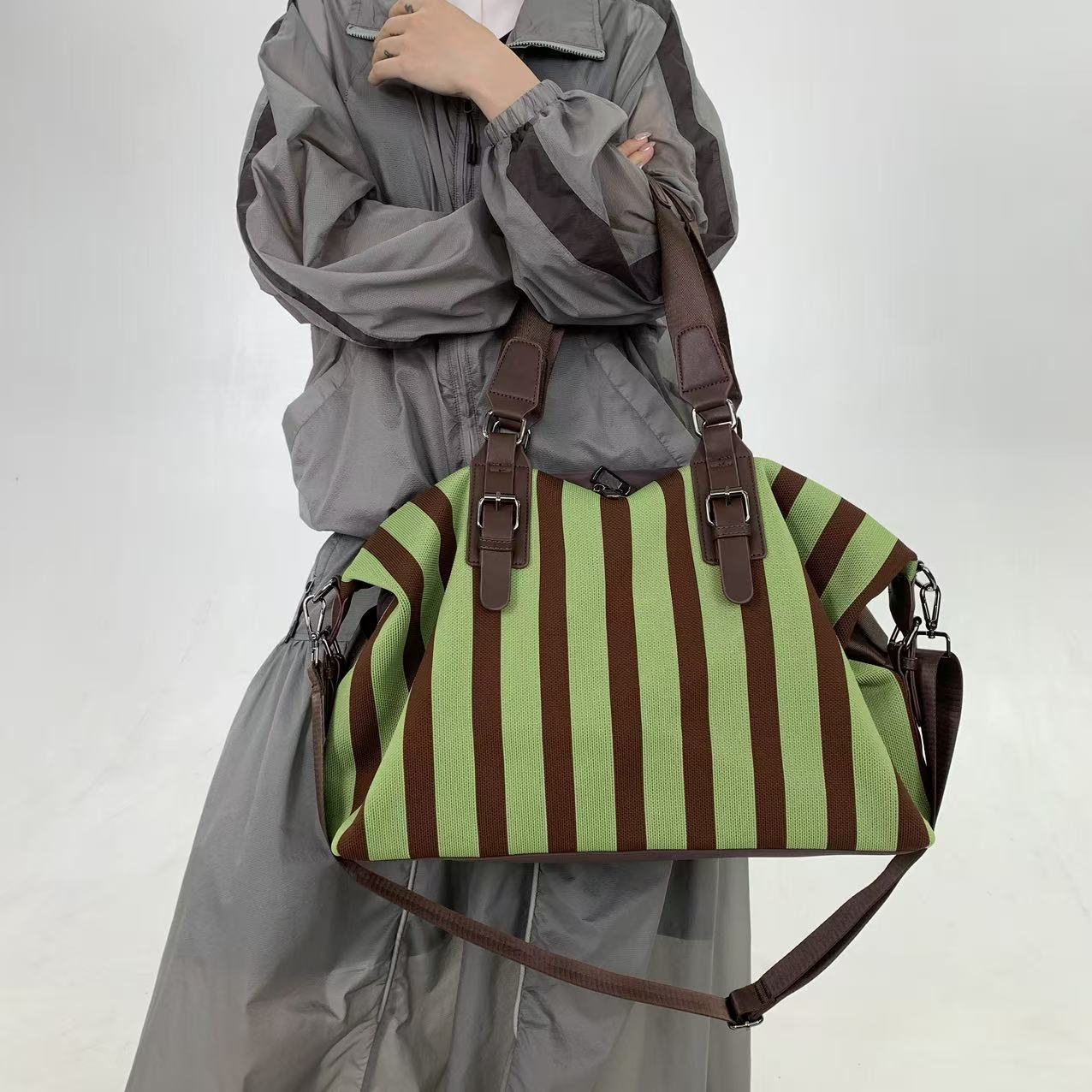 Bolsa feminina listrada e vers - Travel Accessories B&M avaliação e preço