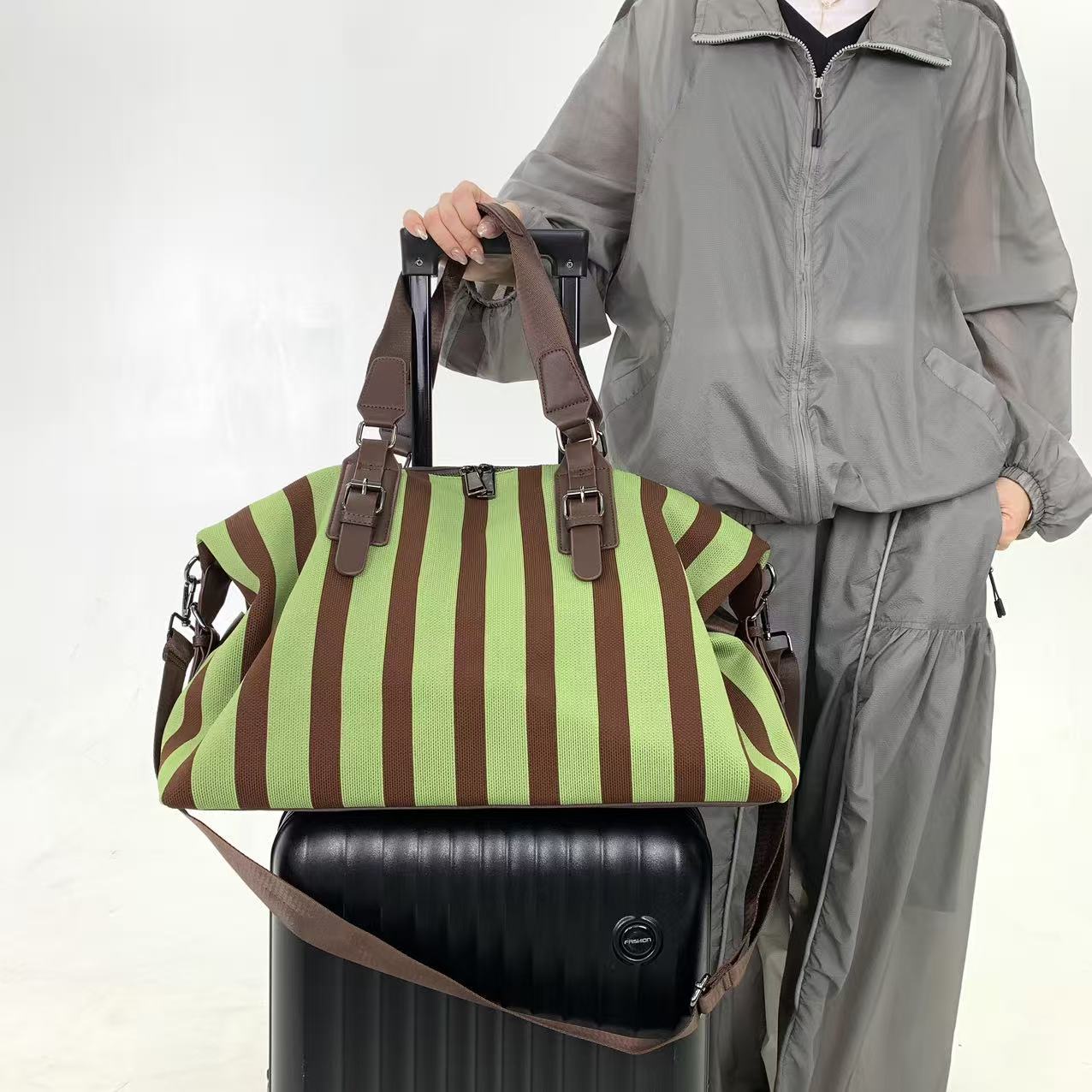 Bolsa feminina listrada e vers - Travel Accessories B&M avaliação e preço